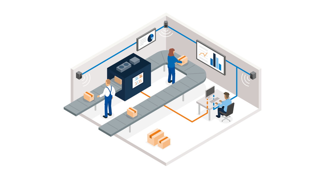 Moderne Logistikumgebung mit einem vernetzten Förderbandsystem. Zwei Arbeiter platzieren Kartons auf dem Band, während ein dritter Mitarbeiter an einem Computer arbeitet.