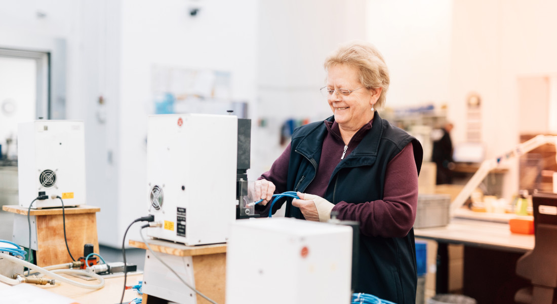 Frau bei Kabelfertigung, EFB-Elektronik