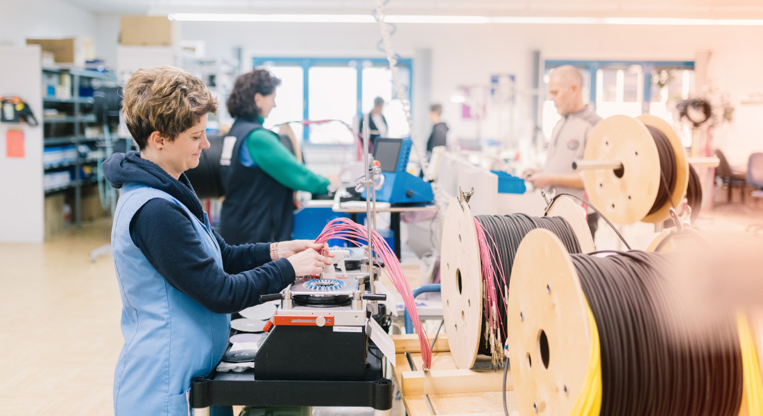 Frau bei Kabelfertigung, EFB-Elektronik