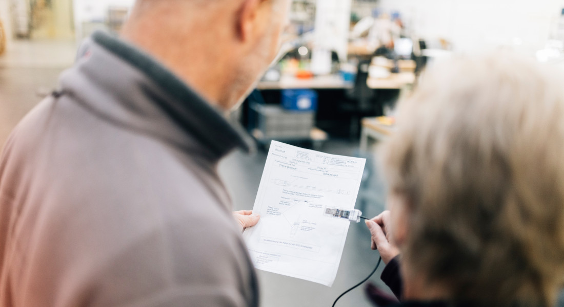 Zwei Personen betrachten Dokument, EFB-Elektronik