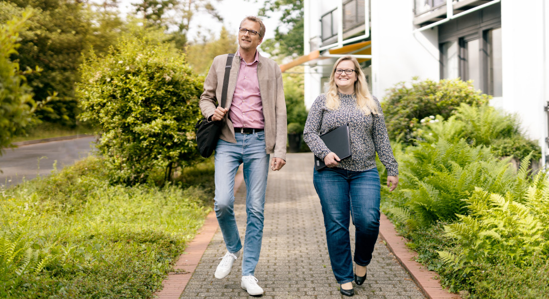 Robin Ohle und Stefanie Bühner gehen spazieren | EFB-Elektronik