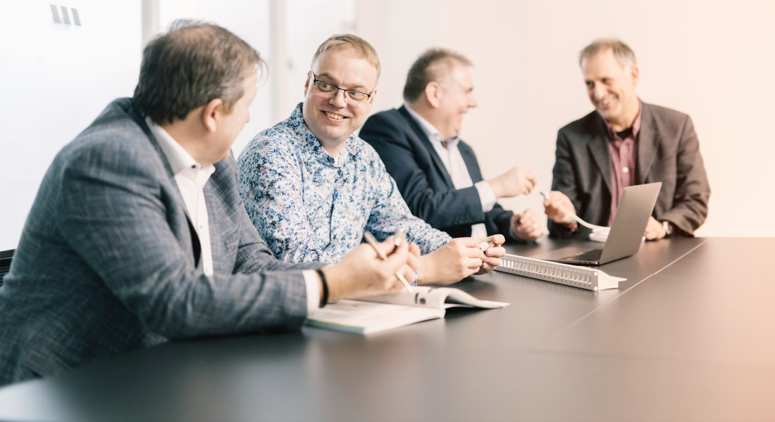 Eine Meetingsituation mit Produktmanagement und Vertrieb von EFB-Elektronik an einem Tisch.