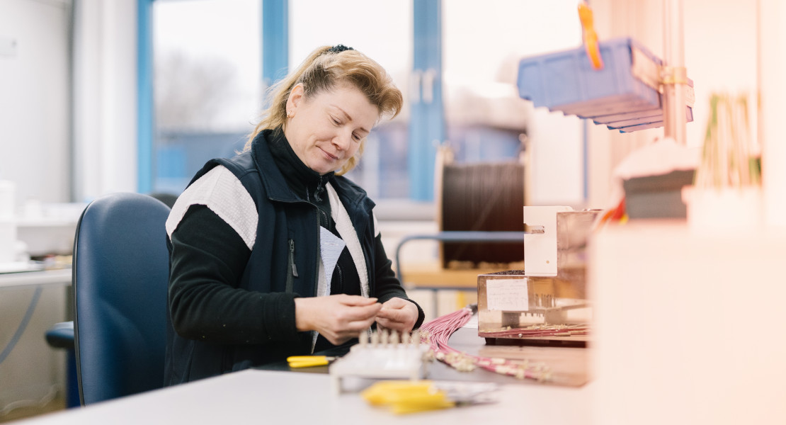 Frau bei Kabelfertigung, EFB-Elektronik